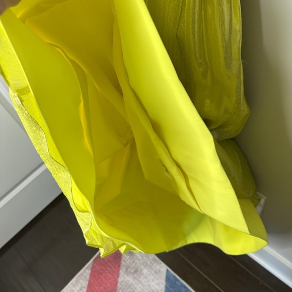 ALICE + OLIVIA Milan One Shoulder Gathered Metallic Yellow‎ Gown Size 2 NWT Gala - Picture 10 of 16